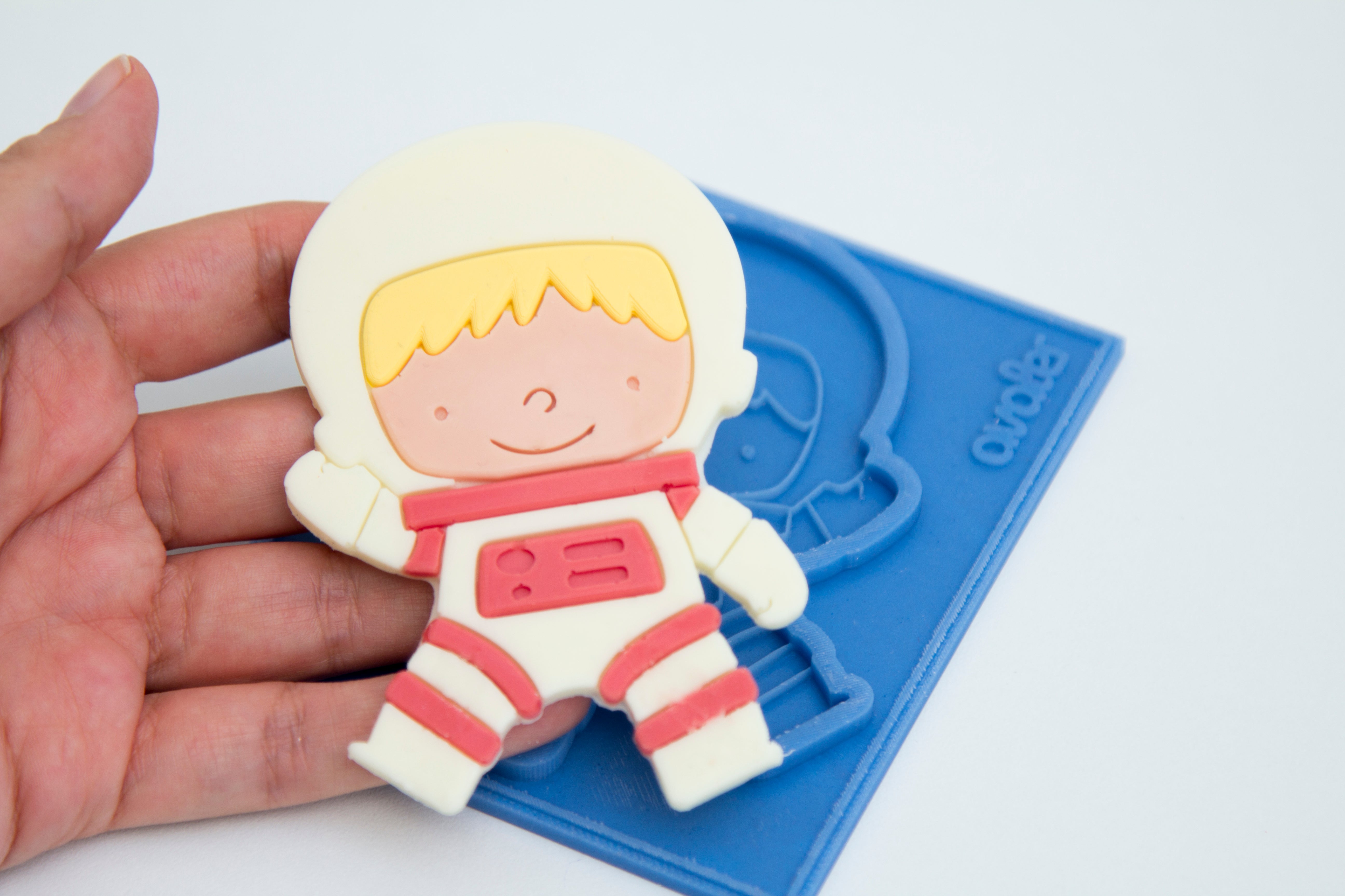 How to Use Our Silicone Molds for Beautiful Cake Decorations