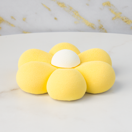 Avaler daisy flower silicone mold for creating beautiful floral cakes and desserts