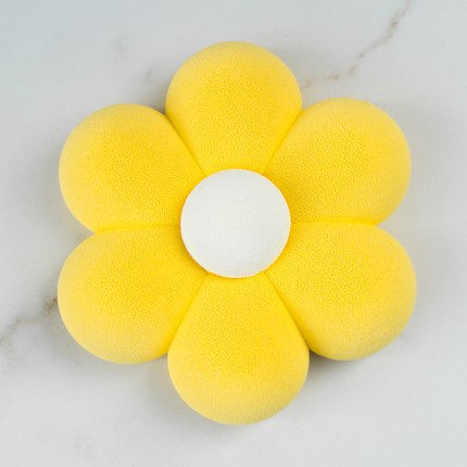 Close-up of daisy flower mold showing intricate petal details for professional cake decorating