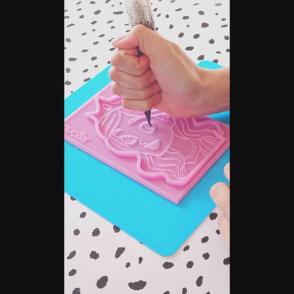 Video showing how the princess silicone mold is used
