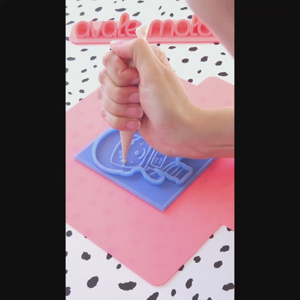Video showing how the astronaut silicone mold is used with chocolate